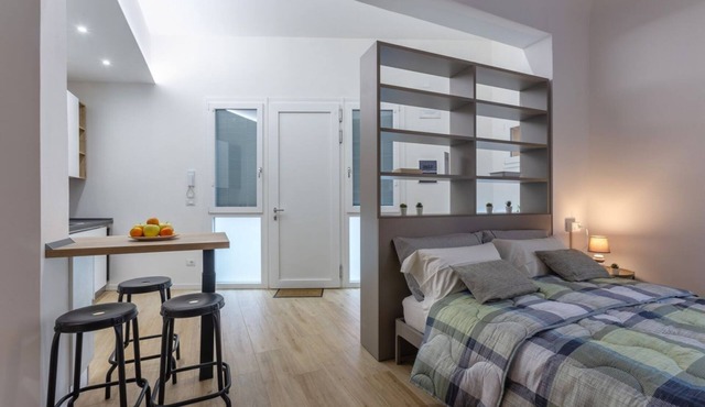 GuestHost - We are located on the ground floor of a building with an independent entrance.Open space studio of 37 square meters of space, comfortably accommodates 2 people.The apartment is located 5 minutes by car from the Renato dall'Ara stadium.Zaragoz in Bologna