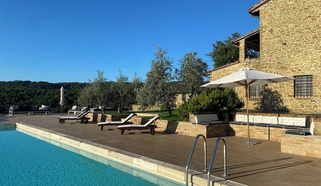 Historic farmhouse with infinity pool and sauna