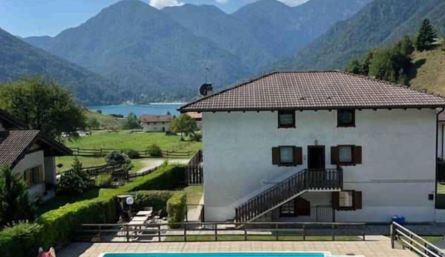 Holiday apartment with pool and mountain view in Mezzolago di Ledro