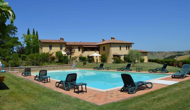Holiday flat with pool and valley view