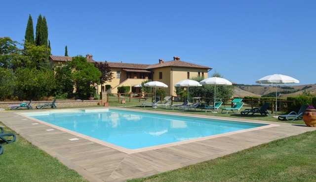 Large apartment with shared swimming pool in Crete Senesi