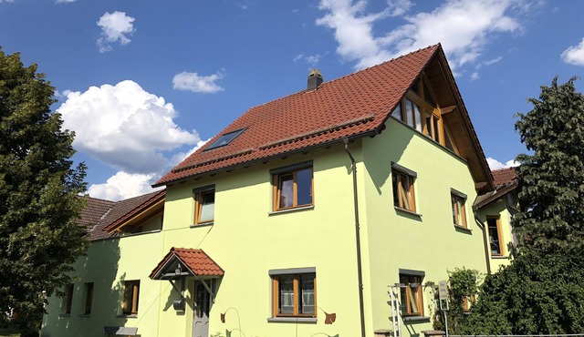 Large, cozy vacation apartment by the mountain lake with private sunbathing lawn in Thüringen