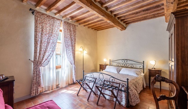 Locanda di Montisi – Castello Room Among the Hills of Montalcino in Montisi