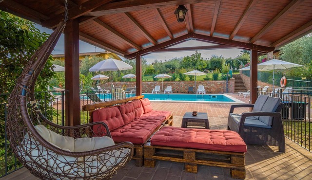 Madone 4, large apartment in agriturismo. Pool, WiFi, tennis in Castiglioni del Lago