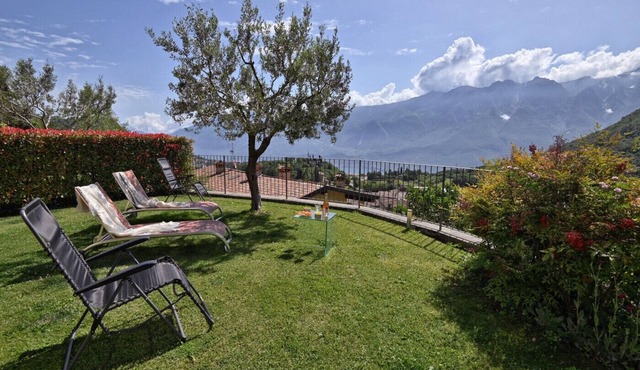 Michela 4 by Theater Home, with private garden and lake view in Tignale