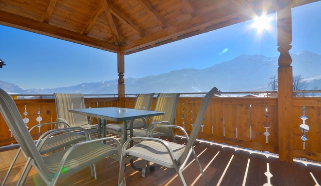 Modern apartment, private sauna, spectacular views, 5 min to ski lifts in Piesendorf/Fürth