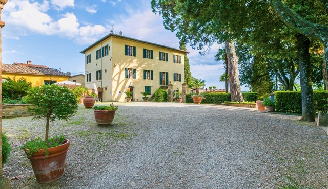 Nice apartment in villa for 4 guests with WIFI, pool, TV, terrace and pets allowed in Poggibonsi