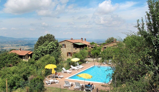 Nice apartment in villa for 4 guests with WIFI, pool, TV, terrace and pets allowed