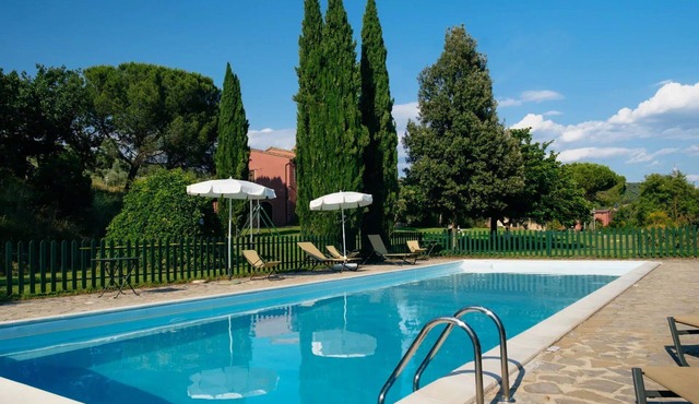 Nice room for 10 guests with WIFI, pool, A/C, TV, veranda and pets allowed, close to Perugia