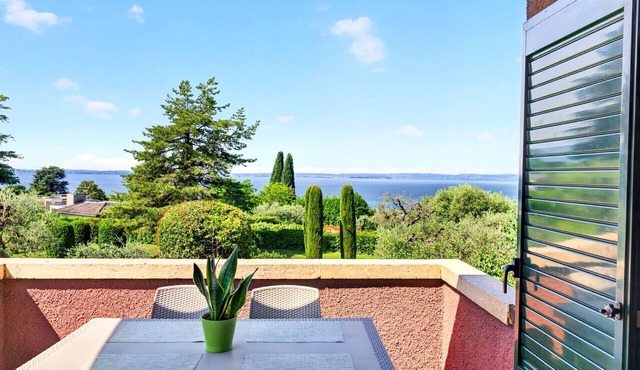 Regarda -Blue View 1 apartment with lake view, 1 bedroom, pool in Bardolino