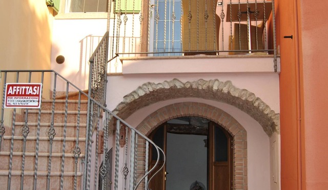 ROMANTIC COTTAGE WITH 2 Double Bedrooms—LAST-MINUTE RENTAL from August 23 to 28—GARAGE. in Malcesine