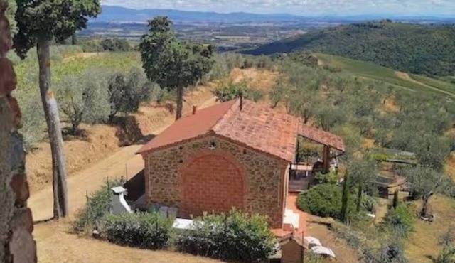 SECLUDED BARN nestled in the vineyards. Private garden and breathtaking views. in Sinalunga