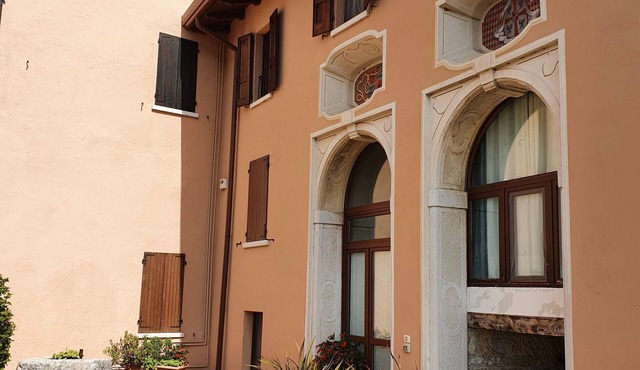 Self Catering Apartment In A Beautiful 16th Century Building in Peracque