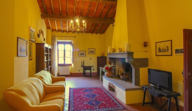 Stunning private villa for 10 guests with A/C, WIFI, private pool, TV and veranda, close to Cort. in Castiglion Fiorentino