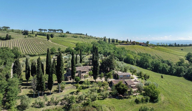 Stunning private villa for 18 guests with WIFI, private pool, TV, pets allowed and panoramic view in San Gimignano