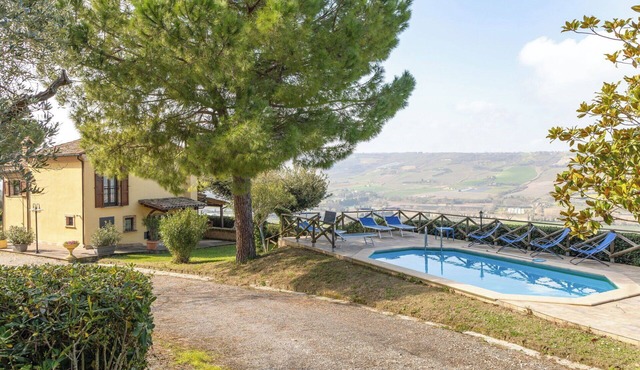 Stunning private villa with WIFI, private pool, terrace, pets allowed and panoramic view in Campofilone