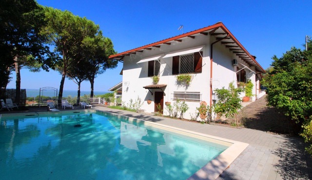 Stunning private villa for 5 guests with pool, WIFI, TV and pets allowed
