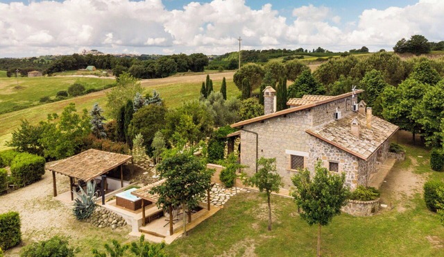 Stunning private villa for 8 people with WIFI, hot tub, A/C, TV and balcony in Viterbo