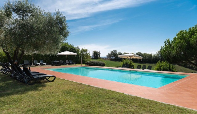 Stunning villa for 10 guests with pool, WIFI, TV and pets allowed in Siena