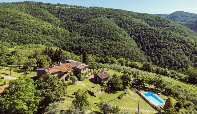 The Barn apartment in farmhouse with swimming pool surrounded by greenery in Toscana