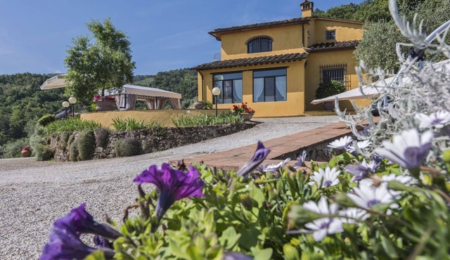 Tuscan villa near Florence and Lucca in Casalguidi