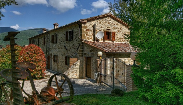 Two characteristic houses on an estate in Umbria in Lisciano Niccone