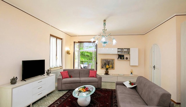 Villa Alberti Apt Emma 900m from Garda lake w/shared Garden, Salò, Italy in Salò