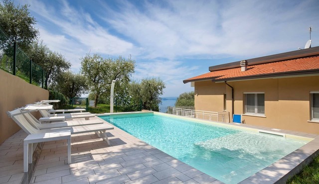 Villa Malù - APT Mara Pool and lake view in Torri del Benaco