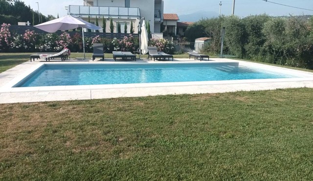 Villa Manzoni APT 3, Villa Manzoni APT 3 - appartamento in villa con piscina in Bardolino
