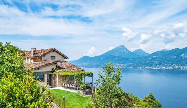Villa mit schönem Seepanorama und Naturteich by Interhome in Albisano
