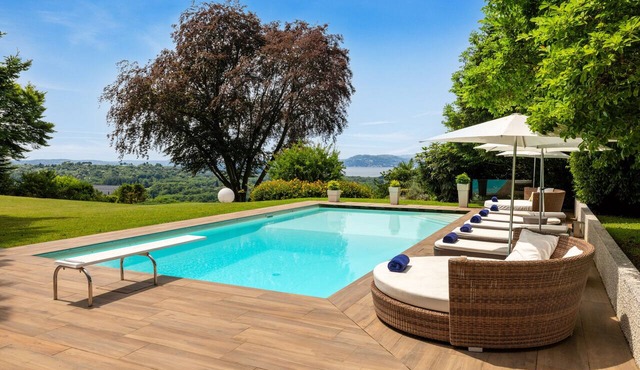 Villa Serenity - Six Bedroom Villa, Sleeps 12 in Besozzo