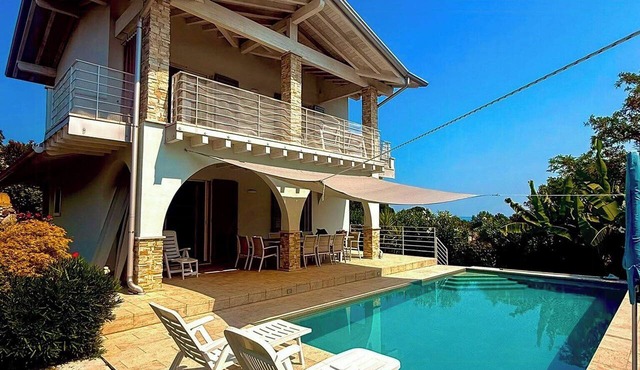 Villa with pool and jacuzzi on the Garda Lake in Manerba del Garda