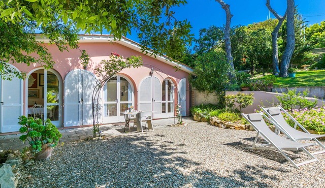 Wonderful private villa for 2 people with A/C, WIFI, TV and patio in Livorno