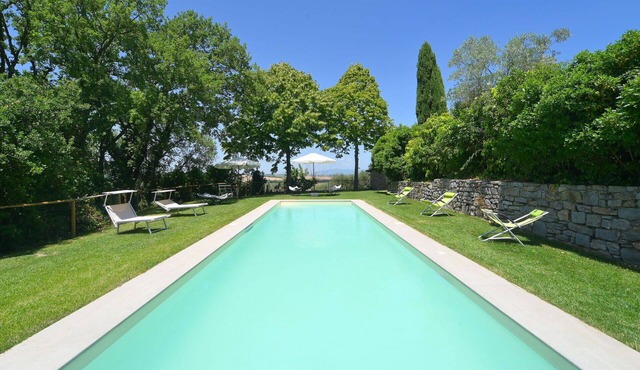 Wonderful private villa for 8 guests with hot tub, private pool, WIFI, TV, balcony and pets allo.