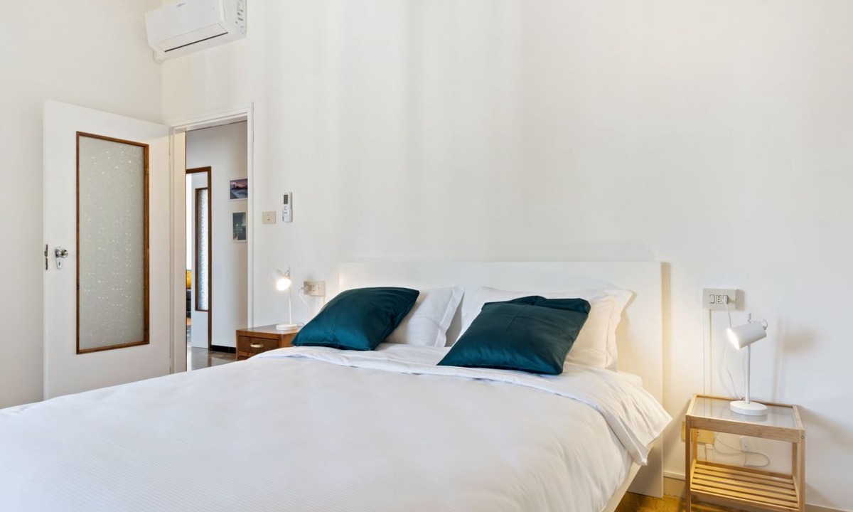 San Donato Apartment | GuestHost - The apartment is located on the fourth floor of a building with a lift, not suitable for the disabled.It comfortably accommodates six people in 102 square meters of space, with a double bed, two single beds and a sofa bed in the living room.C