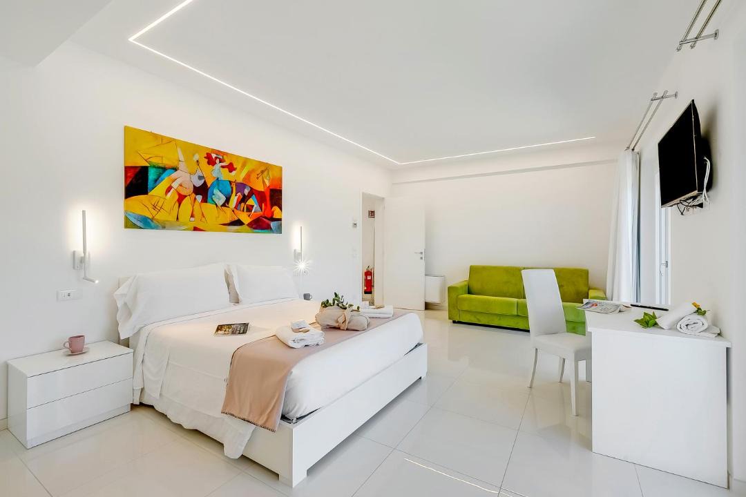 Ponte Buriano Villa | Villa Chimera White 16 with Pool & Gym