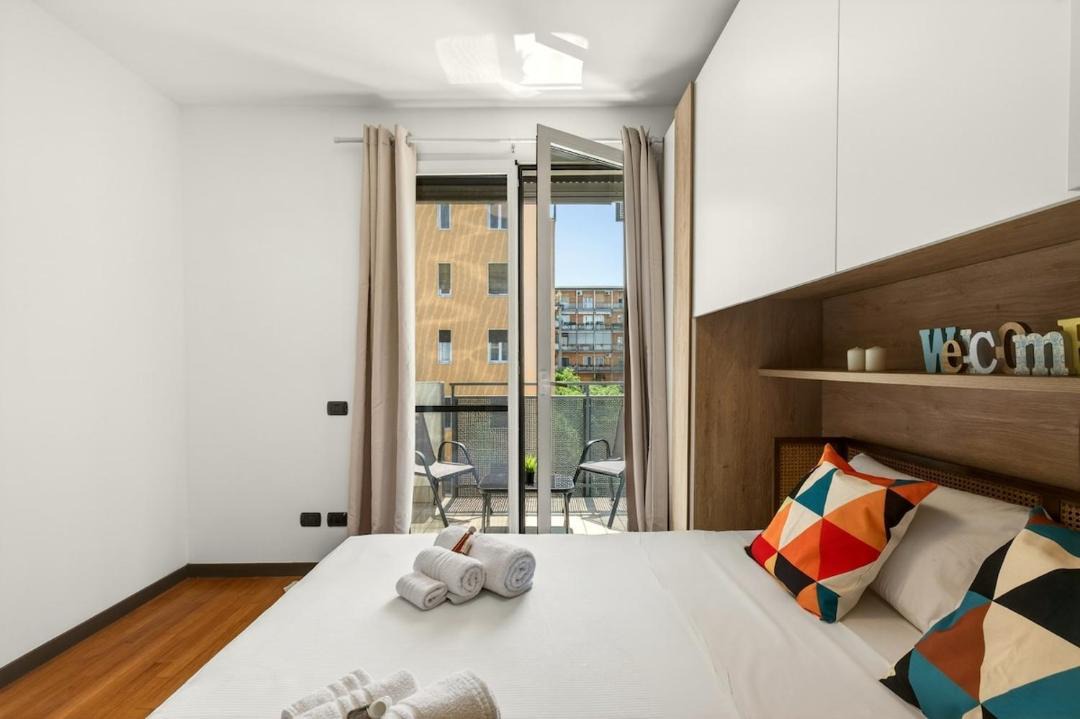 Milan Apartment | I 2 Bedrooms I Balcony Metro and Walk to San Siro