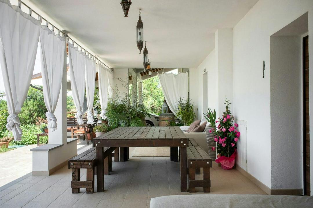 Puliciano House | Renovated Barn Among Vineyards Near Arezzo