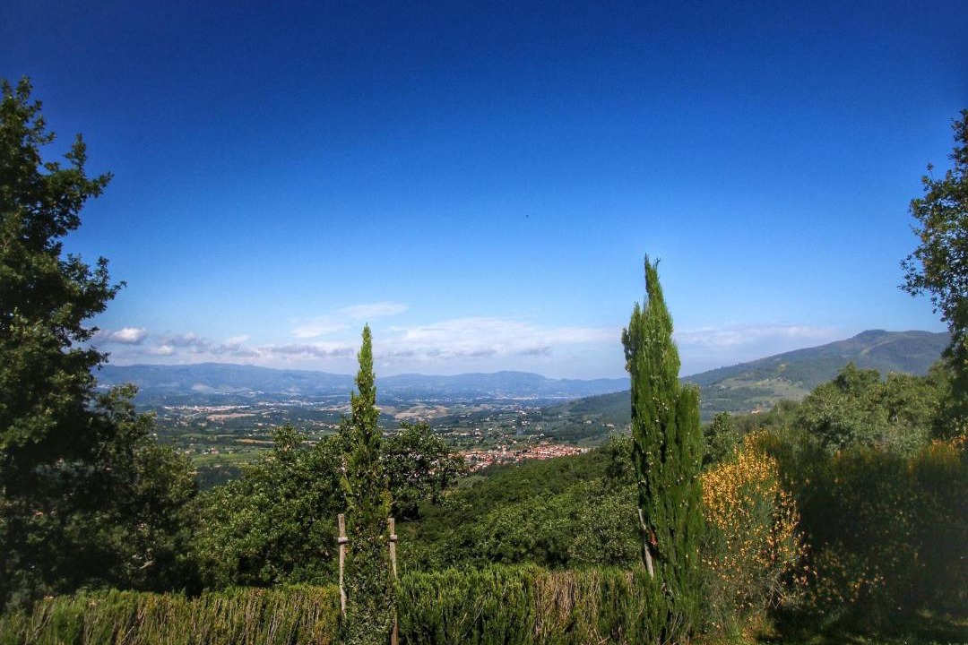 Loro Ciuffenna House | Majestic Farmhouse in Loro Ciuffenna with Pool