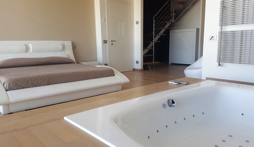 Suite, Jetted Tub