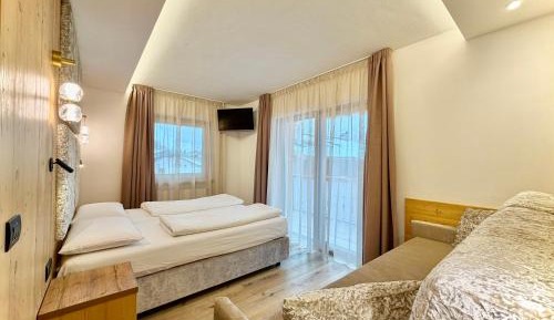 Quadruple Superior Room with Balcony and Mountain View