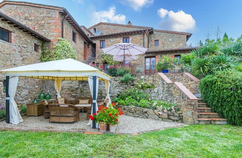 Montevarchi Villa | Nice apartment in villa for 2 guests with pool, WIFI, TV, pets allowed, panoramic view and parking