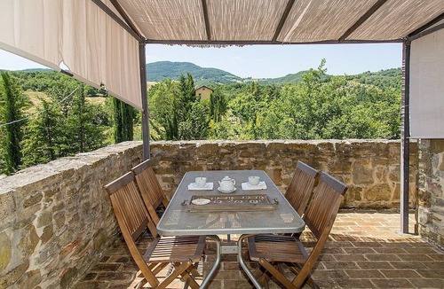 Umbertide House | Villa Cenobio F: A characteristic and welcoming apartment that is part of an ancient country house made of stone, with Free WI-FI.
