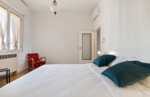 San Donato Apartment | GuestHost - The apartment is located on the fourth floor of a building with a lift, not suitable for the disabled.It comfortably accommodates six people in 102 square meters of space, with a double bed, two single beds and a sofa bed in the living room.C