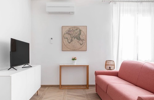 San Donato-San Vitale Apartment | Palazzo Pedretti 207, Spacious 1 Br Apartment By Halldis