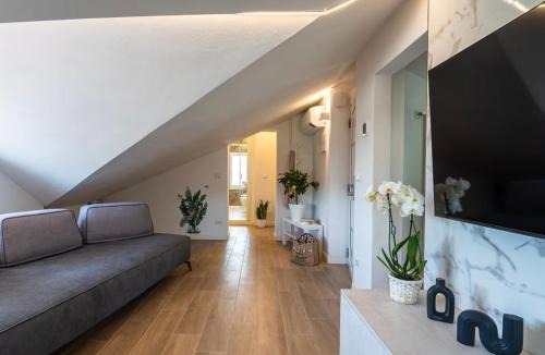 Fogliano Marina Apartment | Villa Marmo Mansarda 2 Camere Smart TV WiFi Aria Condizionata