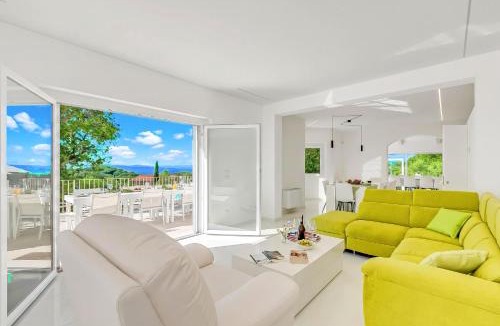 Ponte Buriano Villa | Villa Chimera White 16 with Pool & Gym