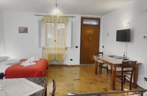 Assisi Apartment | La Suite di Santa Chiara by MyAssisiSuite - Vicino a San Carlo Acutis - Dormi in una Casa del '400 - 125 mq, RARO PIANO TERRA - 3 Veri Letti Matrimoniali, Zero Divani Letto - LIVE CHECK-IN, No Key Box, 3 Real Beds, Jacuzzi - Mówimy po polsku
