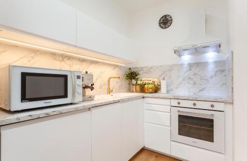 Milan Apartment | ESCANDAR SUITE Metro GAMBARA 1 min Parking 7 euro per day
