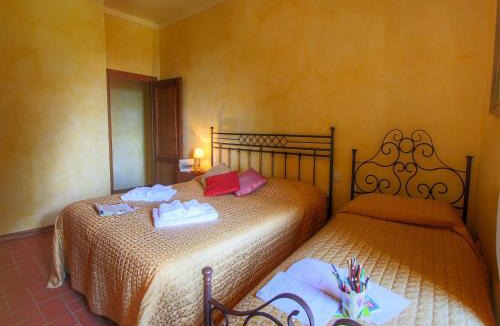 Loro Ciuffenna House | Majestic Farmhouse in Loro Ciuffenna with Pool